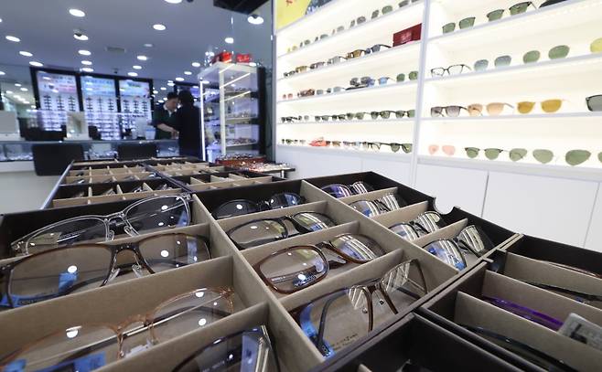 서울 중구 남대문시장의 한 안경 매장에 안경이 진열돼 있다. 사진=문경덕 기자