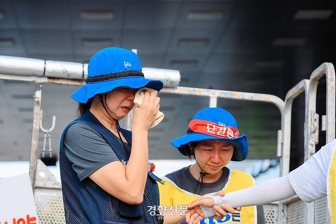 한국옵티칼하이테크 고용승계 등을 요구하며 철탑에 오른 박정혜 금속노조 한국옵티칼하이테크지회 수석부지회장이 29일 600일 만에 땅을 밟았다. 이준헌 기자