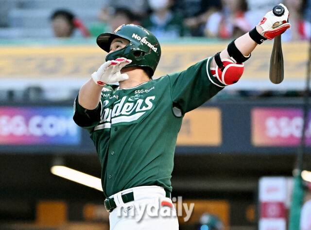 27일 오후 인천광역시 문학동 SSG랜더스필드에서 진행된 '2025 프로야구 KBO리그' SSG랜더스와 한화이글스의 경기.SSG 최정이 3회말 2사 1,2루서 3점 홈런을 터뜨리고 있다./마이데일리