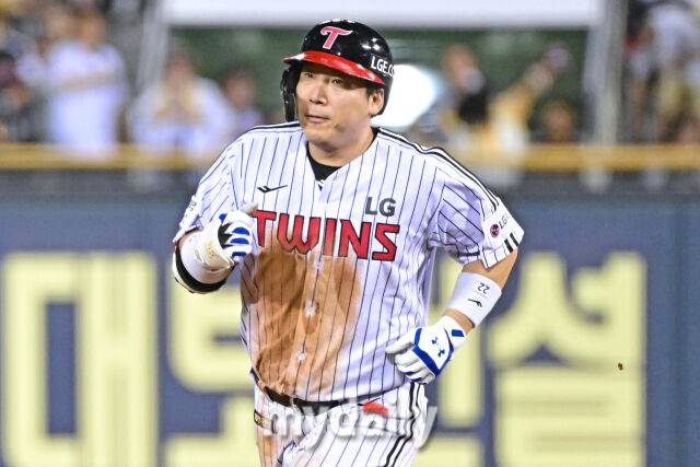 19일 서울 잠실야구장에서 열린 '2025 신한 SOL BANK KBO리그' 롯데 자이언츠와 LG 트윈스 경기.LG 김현수가 8회말 1사 1루에 투런포를 친 후 그라운드를 돌고 있다./마이데일리