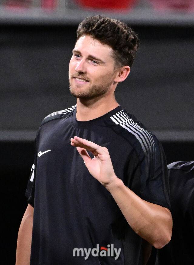 2025년 8월 12일 오후 경기도 수원KT위즈파크에서 열린 '2025 신한 SOL뱅크 KBO 리그' LG 트윈스와 KT 위즈의 경기LG 톨허스트가 11-2로 승리한 뒤 환하게 웃고 있다./마이데일리