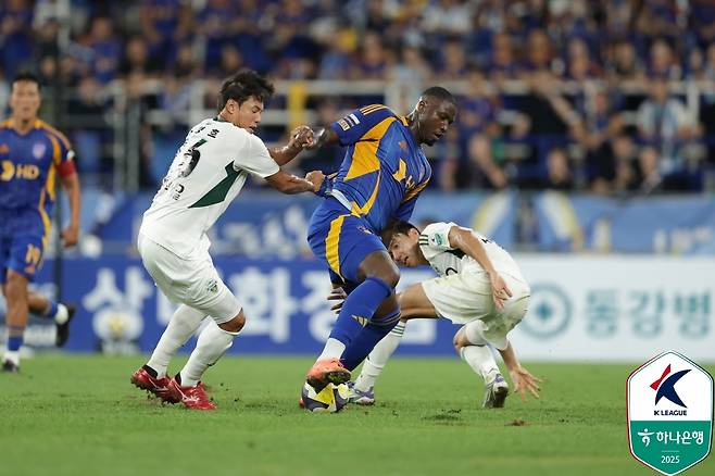 홍정호(왼쪽)가 30일 오후 7시 울산문수축구경기장에서 열린 하나은행 K리그1 28라운드에서 울산HD 공격수 말컹(가운데)을 막아서고 있다. /사진=한국프로축구연맹 제공