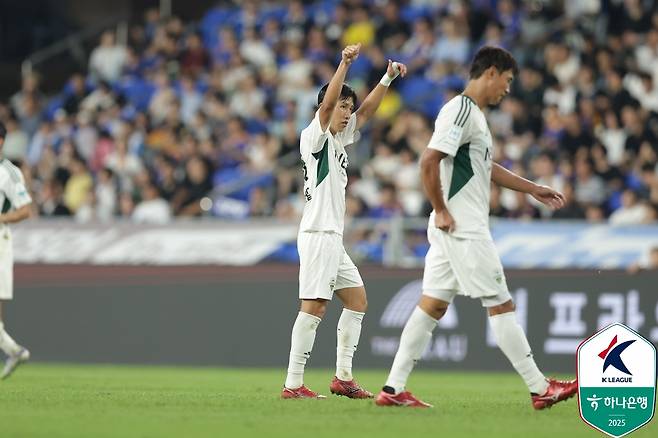 전북 현대 미드필더 이영재(왼쪽)가 30일 오후 7시 울산문수축구경기장에서 열린 하나은행 K리그1 28라운드 울산HD를 상대로 선제골을 터트리고 엄지를 치켜세우고 있다. /사진=한국프로축구연맹 제공