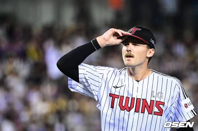 LG 톨허스트가 30일 키움전에서 7회초를 마친 뒤 팬들에게 인사를 하고 있다.