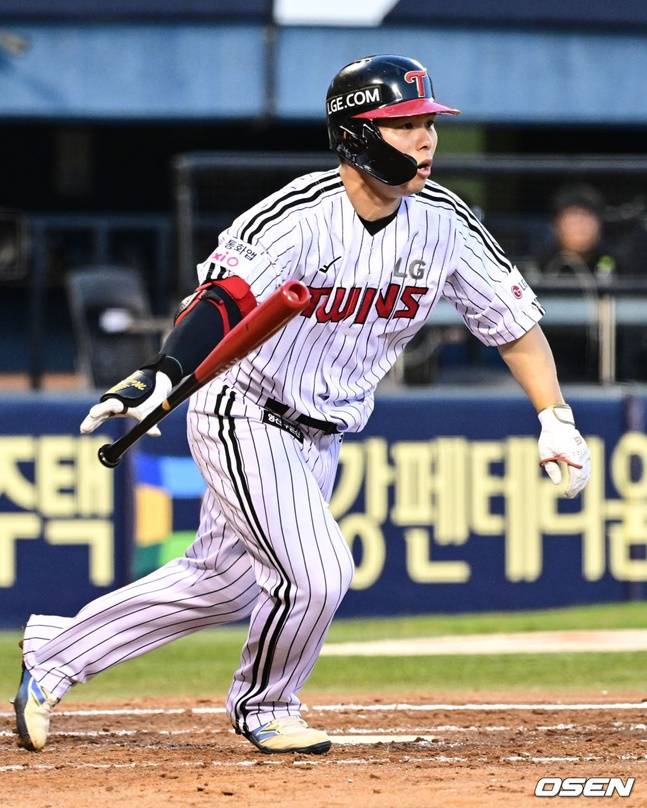 문성주가 2루타를 때려내고 있다.