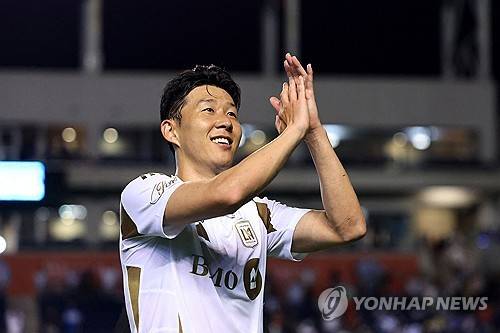 손흥민이 마침내 로스앤젤레스FC(LAFC)에서 홈 데뷔전을 치른다. 이달 초 미국프로축구 메이저리그사커(MLS)의 LAFC에 입단한 뒤 3주 동안 원정 경기만 소화했던 손흥민이 드디어 LAFC의 홈구장 BMO 스타디움에서 LAFC 홈 팬들에게 손을 흔든다. 홈 데뷔전을 앞두고 있는 손흥민이 경기에 앞서 기자회견을 통해 기대감과 각오를 밝혔다. 사진 연합뉴스