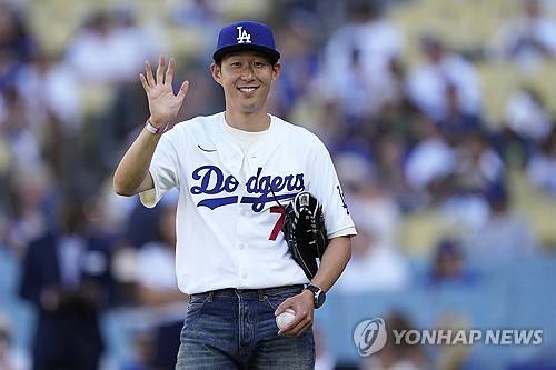 손흥민이 마침내 로스앤젤레스FC(LAFC)에서 홈 데뷔전을 치른다. 이달 초 미국프로축구 메이저리그사커(MLS)의 LAFC에 입단한 뒤 3주 동안 원정 경기만 소화했던 손흥민이 드디어 LAFC의 홈구장 BMO 스타디움에서 LAFC 홈 팬들에게 손을 흔든다. 홈 데뷔전을 앞두고 있는 손흥민이 경기에 앞서 기자회견을 통해 기대감과 각오를 밝혔다. 사진 연합뉴스