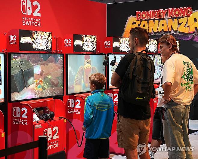 북적이는 게임스컴 2025 (쾰른=연합뉴스) 김주환 기자 = 게임스컴 2025 개막 셋째 날인 22일(현지시간) 독일 쾰른 쾰른메세 전시장 내부가 관람객들로 북적이고 있다.
게임스컴은 독일 게임산업협회와 전시기획사 쾰른메세가 매년 개최하는 북미 유럽권 최대 게임쇼다. 2025.8.22 jujuk@yna.co.kr