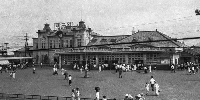 1960년대 초 대구역. 1905년 1월 1일 경부선 개통 후 도심 상권은 대구역을 중심으로 재편됐다. 또 물류 수송이 쉬워 역 주변으로 각종 공장이 들어섰다. 동시에 철길은 대구를 남북으로 갈라 균형발전에 장애 요소가 되기도 했다. 역 건물은 르네상스 풍으로 1913년에 새로 지은 것이다.