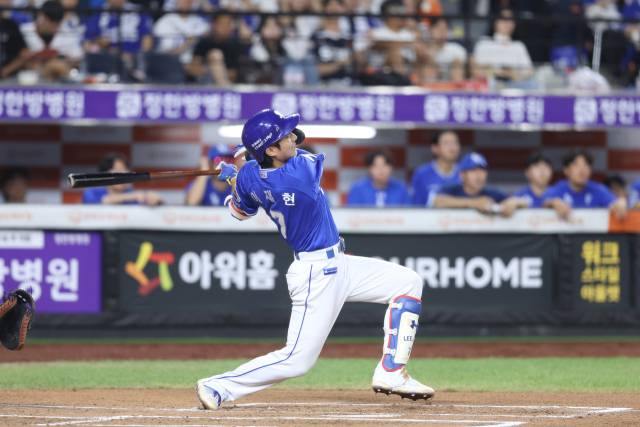삼성 라이온즈의 이재현이 31일 대전에서 열린 한화 이글스와의 경기 6회초 좌월 솔로 홈런을 날리고 있다. 삼성 제공