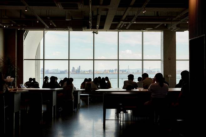 키페 오브레멘은 모든 층에서 탁 트인 바다 전망을 즐길 수 있는 오션뷰 베이커리 카페로, 포항의 대표 관광 명소로 자리매김하며 관광객들의 발길이 끊이지 않고 있다.