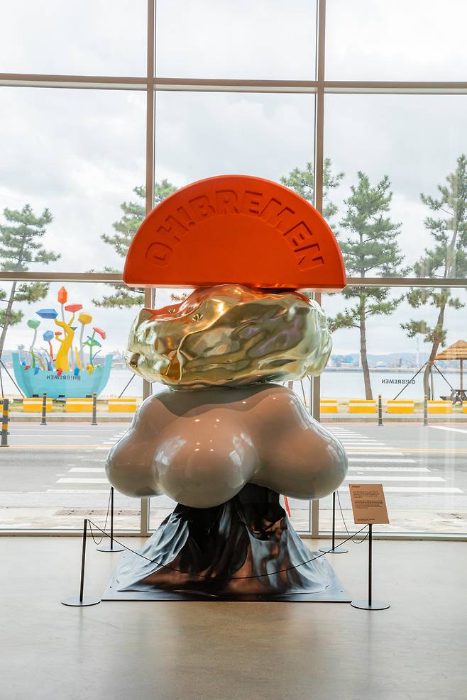 카페 오브레멘 내부의 조각 작품.