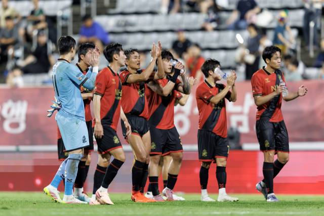 경남FC 선수들이 31일 창원축구센터에서 열린 부천 FC 1995와의 경기를 마치고 관중에게 인사하고 있다./프로축구연맹/