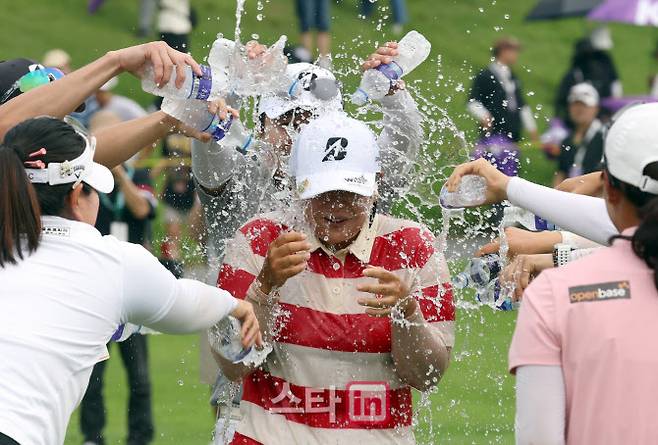 신다인이 31일 경기도 용인시 처인구 써닝포인트CC에서 열린 제14회 KG 레이디스 오픈에서 우승을 한 뒤, 동료들의 축하를 받고 있다. 사진=이데일리 방인권 기자