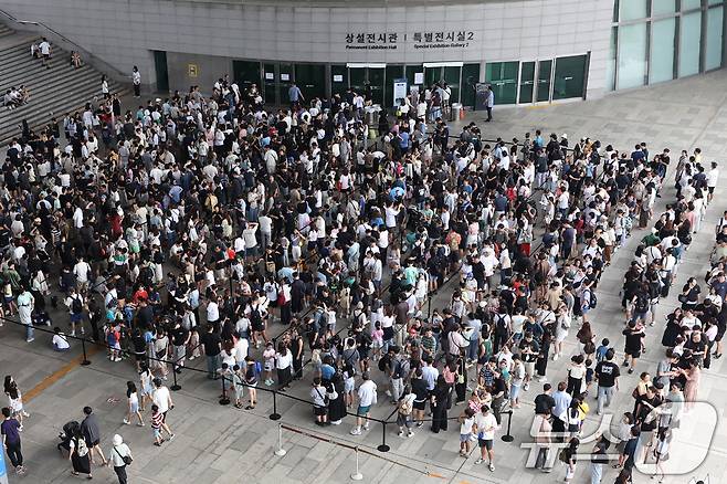 3일 오전 서울 용산구 국립중앙박물관 전시실 앞 광장이 입장을 대기하는 시민들로 북적이고 있다. 국립중앙박물관에 따르면 지난 7월 박물관 관람객 수는 69만 4552명으로, 지난해 같은 기간 33만 8868명과 비교해 2배 이상 늘어났다. 지난달까지 집계된 관람객 수는 345만 명으로, 현재 추세대로라면 연간 관람객은 400만명을 넘어 최다 기록을 경신할 것으로 보인다. 이같은 현상은 최근 '케이팝 데몬 헌터스'등 K콘텐츠의 흥행과 여름방학 시기가 맞물린 영향으로 풀이된다. 2025.8.3/뉴스1 ⓒ News1 민경석 기자