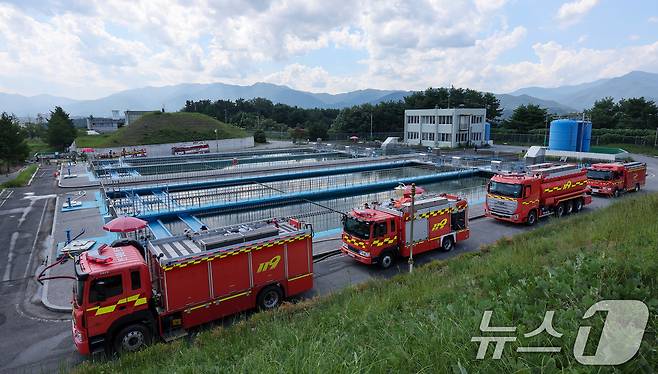 31일 강원 강릉시 홍제정수장에서 전국에서 달려온 소방차들이 급수하고 있다. 2025.8.31/뉴스1 ⓒ News1 김성진 기자