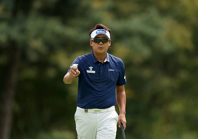 박상현이 8월31일 강남300CC에서 열린 KPGA투어 동아회원권그룹 오픈 최종라운드에서 버디를 낚은 뒤 포즈를 취하고 있다. 사진 | KPGA