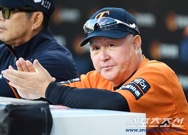 29일 대전 한화생명볼파크에서 열린 삼성-한화전. 한화 김경문 감독이 그라운드를 응시하고 있다. 대전=정재근 기자 cjg@sportschosun.com/2025.8.29/