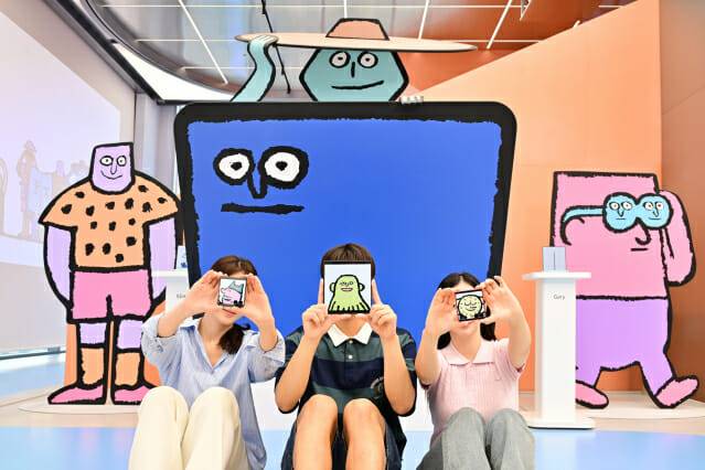 삼성 강남 ‘INTO the Galaxy UNFOLDERS’ 방문객들이 ‘갤럭시 Z 폴드7·Z 플립7’과 함께 ‘뉴페이스 셀피’를 촬영하는 모습.(사진=삼성전자)