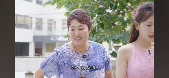 코미디언 이수지의 유튜브 채널 '핫이슈지'에는 펜션 주인으로 분장한 이수지가 숙박객들을 상대로 끊임없이 추가 요금을 요구해 웃음을 자아냈다. 유튜브 캡처