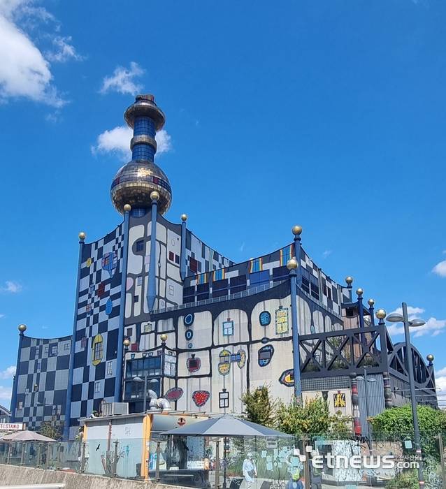 오스트리아 빈 도심 한복판에 위치한 쓰레기 소각장 '슈피텔라우' 전경.