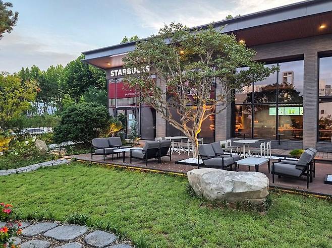 스타벅스 익산부송점 야외 정원 전경. 스타벅스 코리아 제공