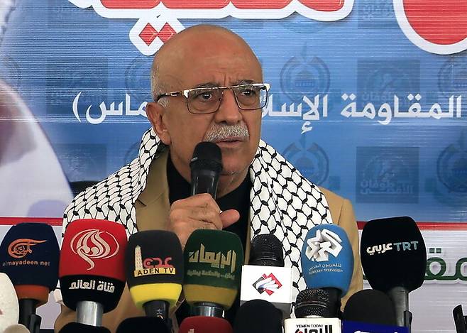 지난해 8월19일 예멘 수도 사나에 있는 하마스 사무실을 방문해 연설하고 있는 아흐마드 갈리브 알라위 후티 정부 총리. 지난 28일 사나에서 발생한 이스라엘 공습으로 사망했다. EPA연합뉴스