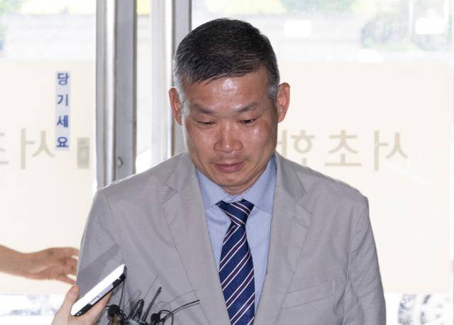 김동혁 전 국방부 검찰단장이 20일 서울 서초구 이명현 특별검사팀 사무실에 피의자 조사를 받기 위해 출석하고 있다. 뉴시스