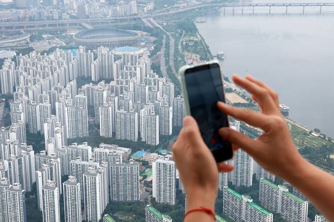 서울 송파구 롯데월드타워 전망대 서울스카이에서 바라본 서울 시내 아파트 단지 모습. 사진=연합뉴스
