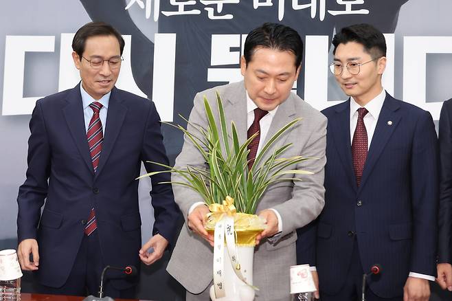 국민의힘 장동혁 신임 대표가 지난 27일 국회에서 우상호 대통령실 정무수석으로부터 전달받은 이재명 대통령의 축하난을 탁자 위에 내려놓고 있다. 연합뉴스