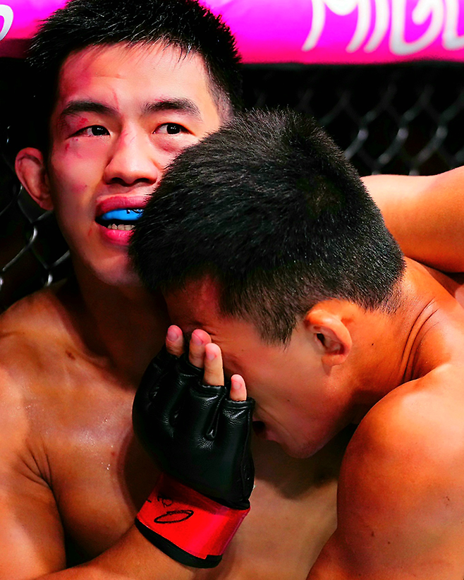 중국 우슈 산타 전우훈 전국대회 우승자 런야웨이가 2025년 8월 상하이다우타이 Road to UFC 시즌4 라이트급 토너먼트 4강전에서 AFC 웰터급 챔피언 김상욱한테 클린치 열세를 허용하고 있다. 사진=TKO