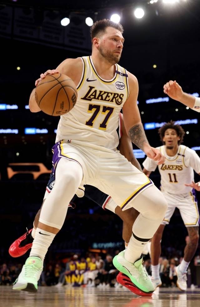 ‘스포츠 일러스트레이티드’는 “제임스는 현재 커리어의 갈림길에 있다. 그는 23번째 시즌을 앞두고 있으며 팀 안에서 새로운 위치를 받아들이고 있다”며 “레이커스는 현재 돈치치 중심으로 팀을 구성하고 있다. 제임스는 돈치치를 지원하는 역할이다. 나이, 몸을 생각하면 충분히 이해할 수 있는 일이다”라고 전했다. 사진=Jason Parkhurst=연합뉴스 제공