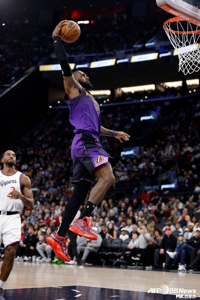 만약 제임스가 트레이드로 다른 팀, 즉 우승이 가능한 ‘윈 나우’ 팀으로 이적한다면 2025-26시즌 트레이드 데드라인 때가 될 것이다. 그렇지 않다면 2025-26시즌은 어렵더라도 2026-27시즌 우승을 기대한 채 새로운 팀을 알아볼 수 있다. 사진=AFPBBNews=News1