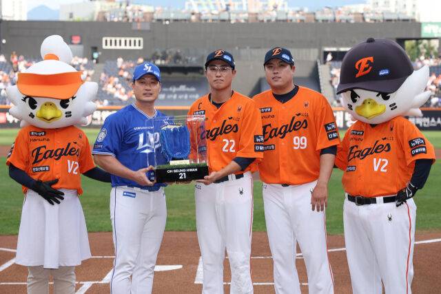 은퇴 투어 선물을 받은 오승환./삼성 라이온즈
