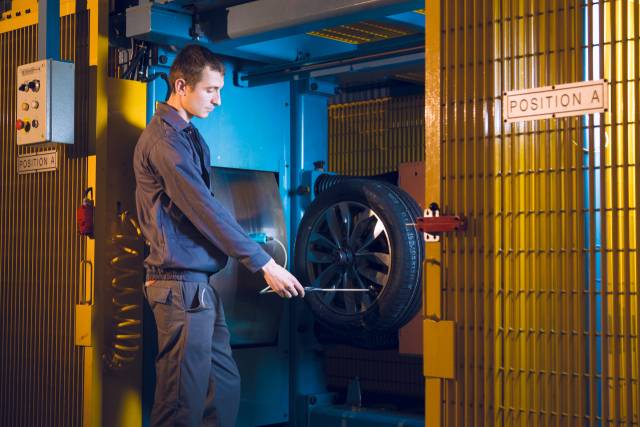 한국타이어앤테크놀로지 헝가리공장에서 생산된 타이어를 체크하고 있는 현지직원. 사진제공=한국타이어앤테크놀로지