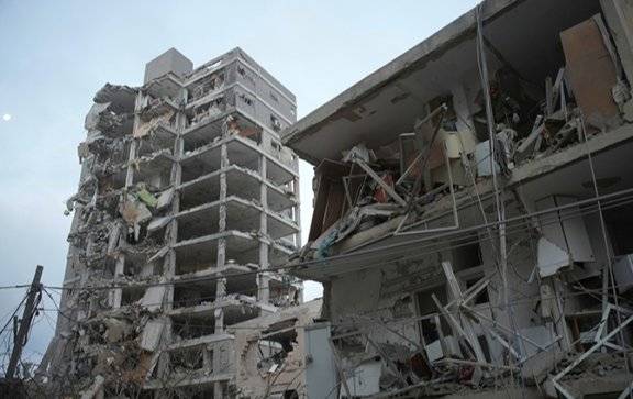 6월 15일(현지 시간) 이스라엘 텔아비브 인근에서 이란이 발사한 미사일에 의해 파괴된 건물들. 전날 이란은 이스라엘 공격에 대한 보복으로 4차례에 걸쳐 대규모 탄도미사일을 발사했다. AP뉴시스