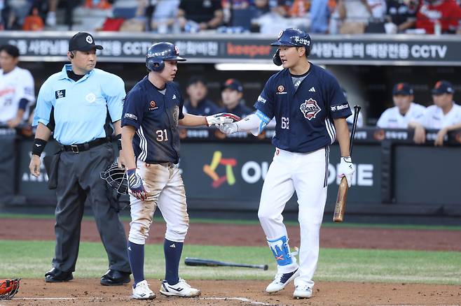 두산 안재석(오른쪽)과 정수빈. 두산 베어스 제공