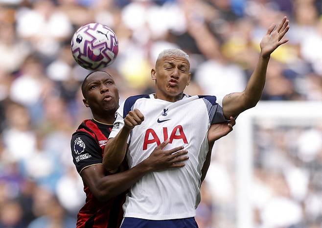 본머스전 공중볼 경합 중인 히샬리송. 로이터연합뉴스