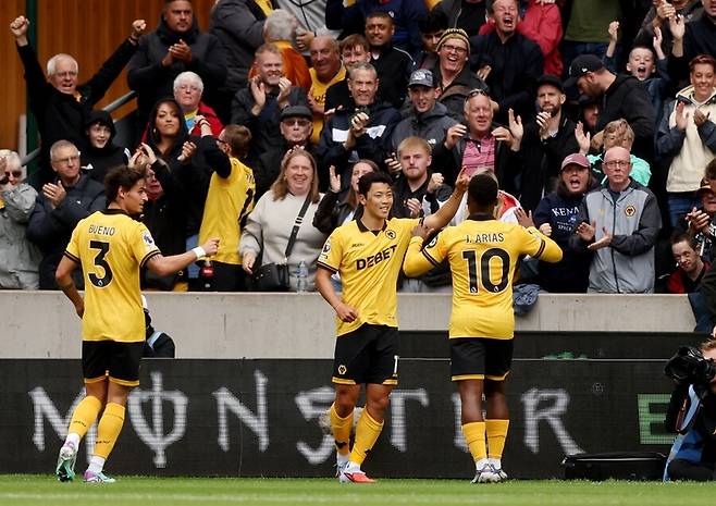 ▲ 울버햄튼에서 미래가 불투명했지만, 황희찬과 함께하기로 했다. 황희찬의 이적을 막은 배경에는 구단의 우려가 있었다. 올여름 마테우스 쿠냐, 파블로 사라비아, 곤살로 게데스 등이 이적하며 공격 자원에 공백이 생겨 황희찬을 다시 믿어보기로 했다. ⓒ 연합뉴스/REUTERS