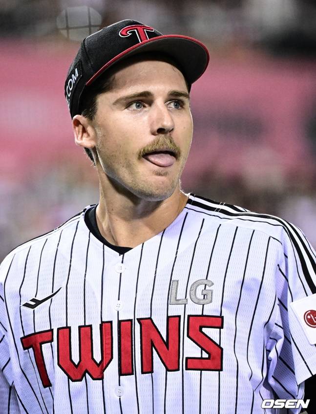 LG 외국인 투수 톨허스트가 30일 키움전 이닝을 마치고 더그아웃으로 향하고 있다.