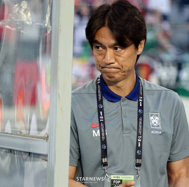 홍명보 감독 축구대표팀 감독이 지난달 15일 용인미르종합운동장에서 열린 2025 동아시아축구연맹(EAFF) E-1 챔피언십(동아시안컵) 일본과의 최종전을 준비하고 있다. /사진=강영조 선임 기자