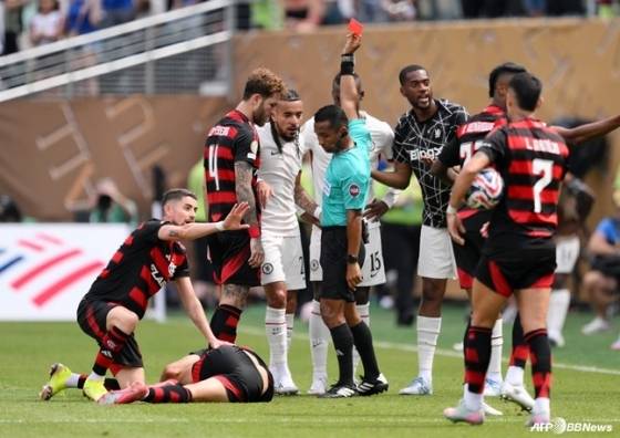 주심(하늘색 유니폼)이 레드카드를 치켜 보이고 있다. /AFPBBNews=뉴스1