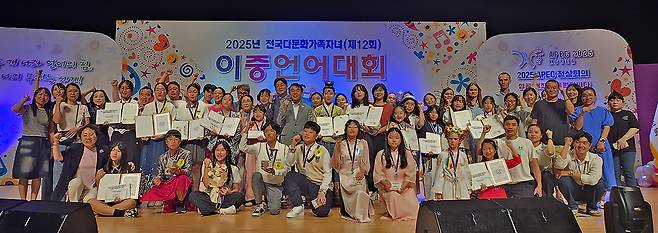 전국 광역지자체 중 최초로 외국인 전담부서를 신설한 경북도가 선도적인 이민정책을 추진, 주목받고 있다. 사진 위부터 지난해 경북도청에서 열린 ‘2024 K-GKS 장학생 장학증서 수여식’, 올해 12회째를 맞은 2025년 전국다문화가족자녀 이중언어대회에서 수상자들이 기념촬영을 하고 있는 모습.<경북도 제공>