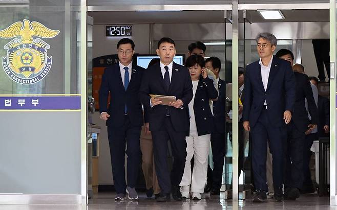김용민 국회 법제사법위원회 더불어민주당 간사를 비롯해 여당 의원들이 1일 경기도 의왕시 서울구치소에서 열린 현장검증을 마치고 구치소 청사를 나서고 있다.(사진/뉴스1)