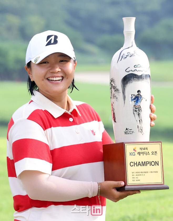 신다인이 31일 경기도 용인시 처인구 써닝포인트CC에서 열린 제14회 KG 레이디스 오픈에서 우승을 한 뒤, 트로피를 들고 포즈를 취하고 있다.(사진=이데일리 스타in 방인권 기자)