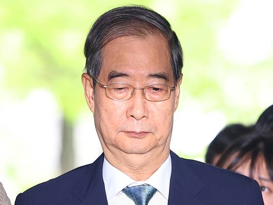 〈YONHAP PHOTO-3973〉 내란 방조 혐의 한덕수 전 총리, 구속 전 피의자 심문 출석 (서울=연합뉴스) 김도훈 기자 = 윤석열 전 대통령의 내란 행위 방조 혐의를 받는 한덕수 전 국무총리가 27일 구속 전 피의자 심문(영장실질심사)을 위해 서울 서초구 서울중앙지법에 출석하고 있다. 2025.8.27 superdoo82@yna.co.kr/2025-08-27 13:40:26/ 〈저작권자 ⓒ 1980-2025 ㈜연합뉴스. 무단 전재 재배포 금지, AI 학습 및 활용 금지〉