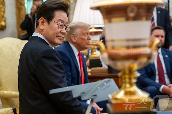 이재명 대통령이 지난 8월 25일(현지시간) 미국 워싱턴DC 백악관에서 열린 도널드 트럼프 미국 대통령과의 한미정상회담에서 B-2 스텔스기 모형을 바라보고 있다. 2025.08.31.(백악관 제공. 재판매 및 DB 금지) ⓒ News1 류정민 특파원