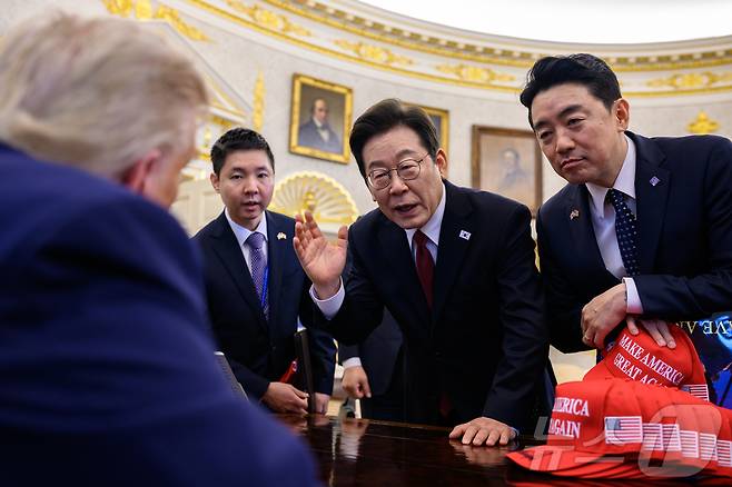 이재명 대통령과 강훈식 대통령실 비서실장이 지난 8월 25일(현지시간) 미국 워싱턴DC 백악관 오벌오피스에서 '결단의 책상'에 앉은 도널드 트럼프 대통령과 이야기를 나누고 있다.(백악관 제공.재판매 및 DB 금지) ⓒ News1 류정민 특파원