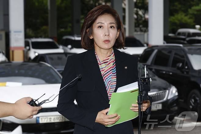 나경원 국민의힘 의원이 1일 오전 서울양천구 남부지법에서 열린 '국회 패스트트랙 충돌 사건' 1심 속행공판 출석을 앞두고 입장을 밝히고 있다. (공동취재) 2025.9.1/뉴스1 ⓒ News1 김진환 기자