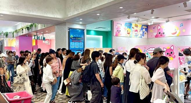 도쿄 신주쿠 마루이 본관에 마련된 더핑크퐁컴퍼니 첫 단독 팝업스토어에 개장 첫날 대기 줄이 길게 늘어서 있다. 더핑크퐁컴퍼니 제공